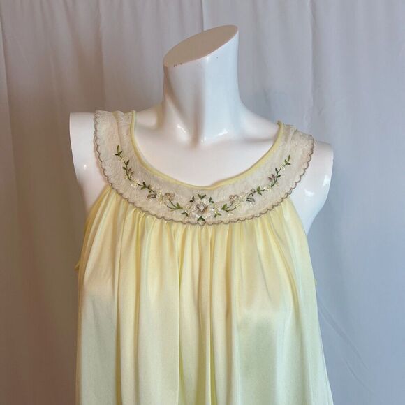 Vintage 1970s Lorraine Light Yellow Nightgown Floral Embroidered Coquette Size M - Picture 2 of 6